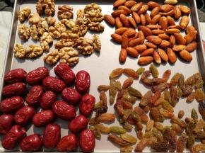 红枣，葡萄干，核桃仁，甜杏仁放阳光下晒一会晾干水汽
