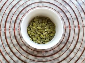 南瓜籽仁称出35克份量