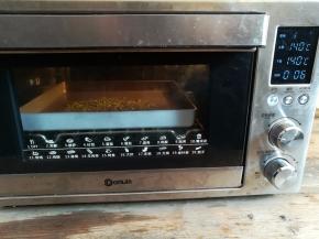 南瓜籽放入预热好的烤箱中下层，上下火140度烤6分钟