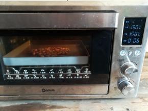 甜杏仁放入烤箱中下层，上下火150度烤6分钟