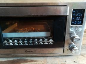 核桃仁放入烤箱中下层上下火150度烤8分钟