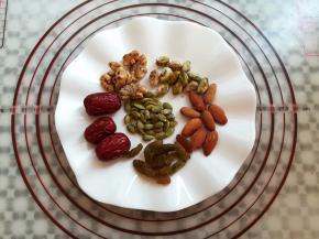 每一份核桃仁8克，开心果8克，甜杏仁10克，南瓜籽仁5克，葡萄干10克，红枣3颗，按照这个比例分出来