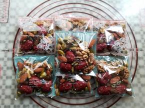 把分好的坚果用封口袋装起来，如果没有封口机可以用自封袋装