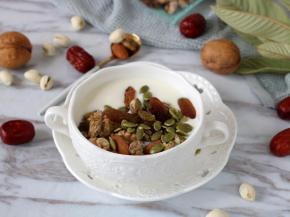 还可以在喝酸奶的时候一起吃