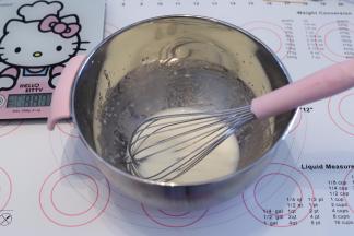 玉米油和牛奶混合乳化