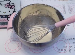 玉米油和牛奶混合乳化