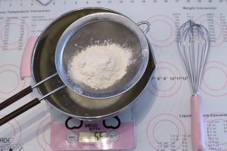 低粉筛入油奶混合物内，拌匀