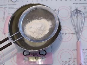 低粉筛入油奶混合物内，拌匀
