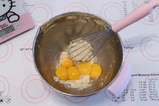 磕入蛋黄