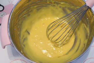 拌至顺滑的蛋黄糊