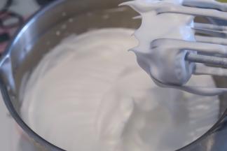 将蛋清磕入打蛋盆内，滴入柠檬汁，分三次将细砂糖加入蛋清内，打发至干性发泡