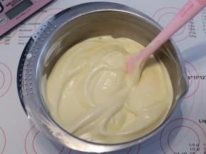 蛋白和蛋黄糊分三次上下翻拌均匀