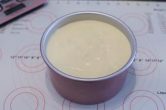 倒入学厨的六寸加高模内，轻震去气泡