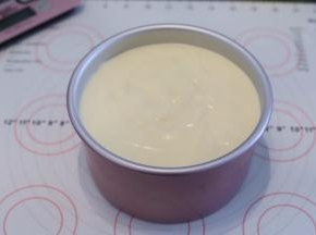 倒入学厨的六寸加高模内，轻震去气泡