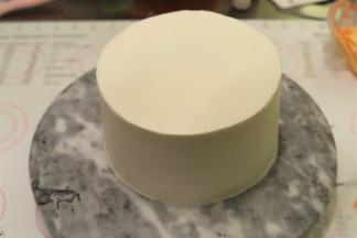 淡奶油砂糖打发至7成，抹好分层和蛋糕体表面