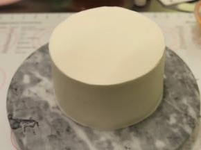 淡奶油砂糖打发至7成，抹好分层和蛋糕体表面