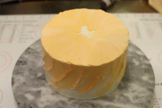 用抹刀从上往下斜着抹下去，上面的往中间抹好