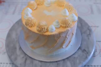 用18齿和中号的圆嘴裱花嘴随意在蛋糕上做好装饰
