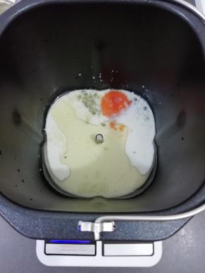 将除面粉和酵母外，全部放入面包机中