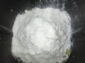 在放入面粉