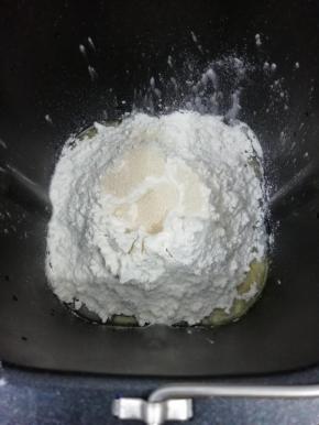 在把酵母放在中间