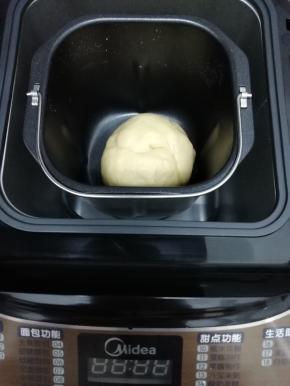 在放入面包桶内进去发酵