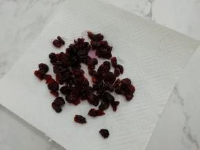 曼越莓洗干净，用厨房纸巾吸干净水份