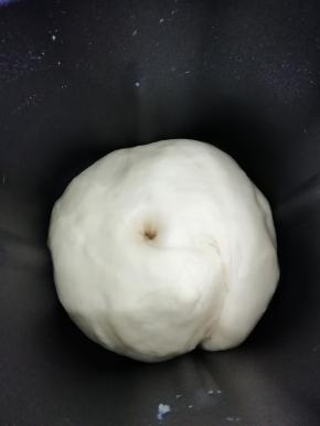 用手指在面团上撮个洞不回缩，证明己发好