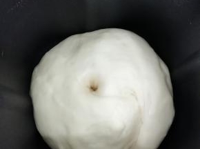 用手指在面团上撮个洞不回缩，证明己发好