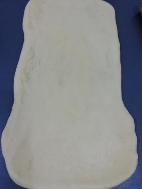 取出面团用擀面杖擀成长方形