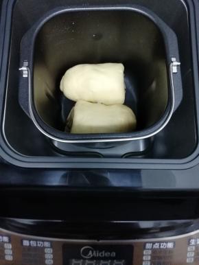 从中间一切两半，放入面包机中进行第二次发酵，发酵好后，按甜味面包键即可