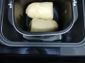 从中间一切两半，放入面包机中进行第二次发酵，发酵好后，按甜味面包键即可
