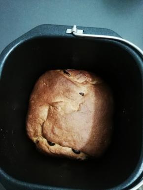 听到提示音后，取出面包桶，在将面包倒出