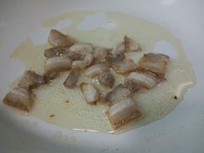 下五花肉，将五花肉煸炒到微黄，小白锅一点都不粘，真是主妇们的福星呀！