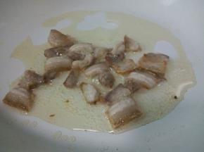 下五花肉，将五花肉煸炒到微黄，小白锅一点都不粘，真是主妇们的福星呀！