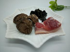 食材一起来拍个照片，貌似青红椒忘记拍进去了。