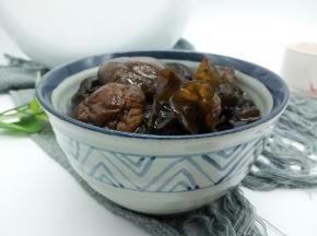 香菇、黑木耳提前一天冷水泡发，来不及就提前用温水泡1小时也可以。