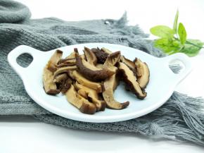 泡好的香菇捏一下，捏去多余的水分，改刀切成细丝。