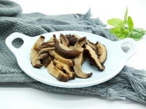 泡好的香菇捏一下，捏去多余的水分，改刀切成细丝。