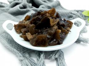 黑木耳泡好要充分地清洗干净，不然会有脏东西藏在里面，用手撕成小块。