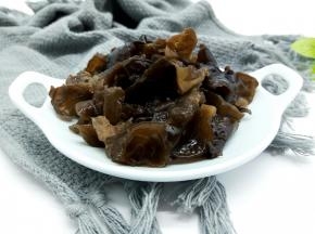 黑木耳泡好要充分地清洗干净，不然会有脏东西藏在里面，用手撕成小块。