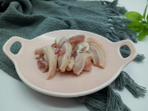 五花肉切薄片，喜欢多吃点五花肉，可以多放点、随意就好。