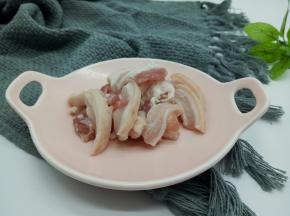 五花肉切薄片，喜欢多吃点五花肉，可以多放点、随意就好。