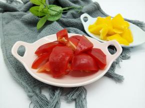 青红椒各半个，切小块或者滚刀块都行。