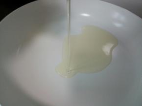 小白锅加入30克芥花油。