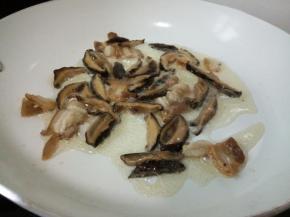 下香菇丝、爆炒出香菇的水分。