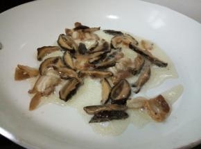 下香菇丝、爆炒出香菇的水分。