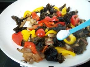 加细盐一勺、拿着勺子撒，这样炒好咸味才均匀。