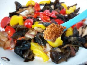 爱吃辣的、所以放一勺辣椒粉，不喜欢吃辣的朋友可以忽略，翻炒均匀就可以。