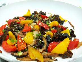 都熟了、关火后可以撒点葱花、熟是白芝麻，真的不要太香了！芥花油的好处就是味道清淡，绝对不会抢了主菜与调料的味道！